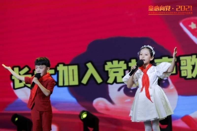 逃离昏暗下的小村
